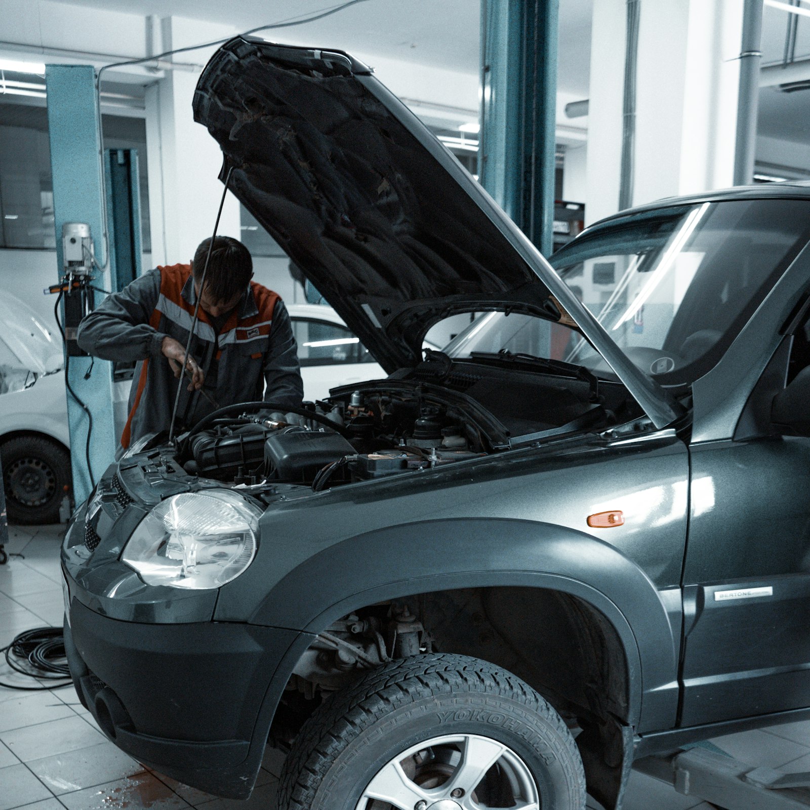 Interior del taller con un coche en reparación